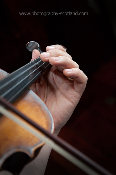 Learn to play the fiddle - a fiddler's hand on the fingerboard